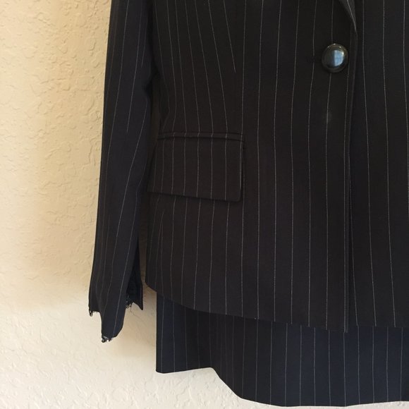 Kasper 2 pc Black Pinstripe Skirt Suit Sz 8 - Picture 2 of 9